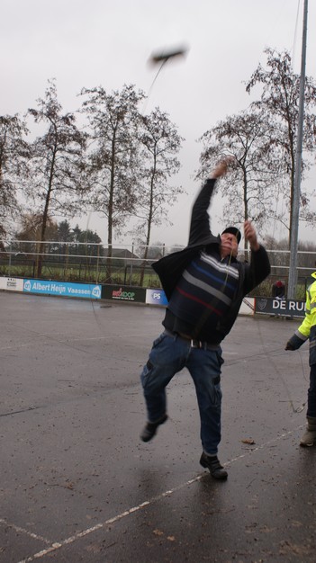 Herman kan goed gooien.Bezig met de 160 m dipool.